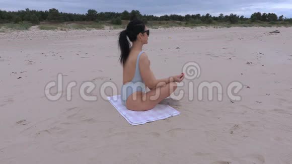 女人在海边打坐视频的预览图