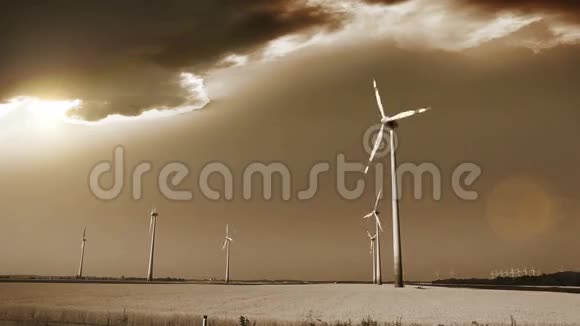 奥地利田野里的风力发电机背景上的世界末日视频的预览图