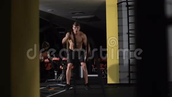 健身房健身锻炼与绳索搏斗视频的预览图