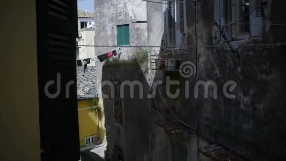 从窗户看到的是一条狭窄的街道希腊视频的预览图