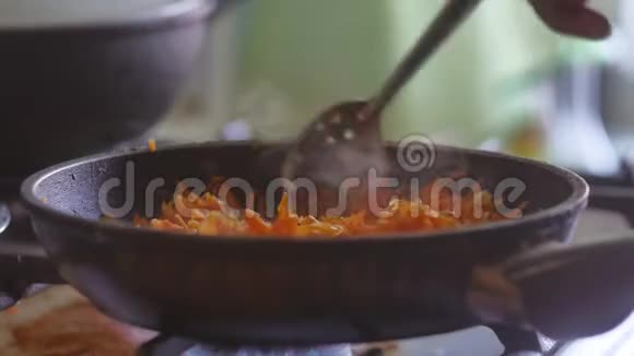 烤胡萝卜是用煎锅里的葵花籽油煎的素食者烤食物胡萝卜视频的预览图