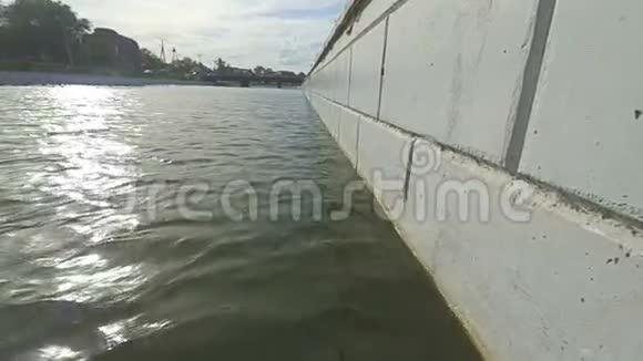 河流水面和水泥墙低角度视图视频的预览图