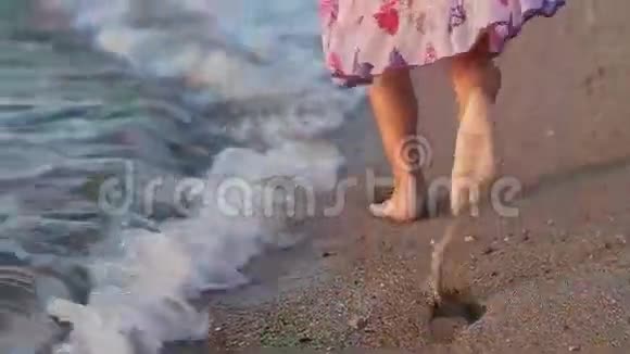 小女孩在沙滩上穿着太阳裙奔跑视频的预览图