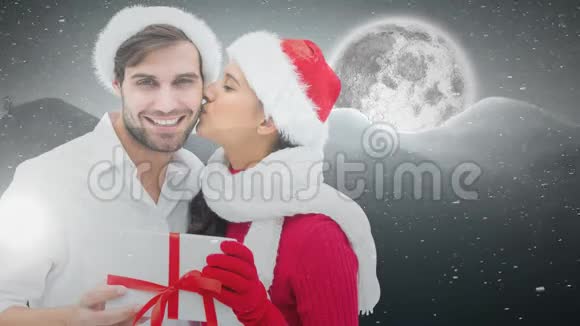 有森林月亮和礼物的冬季夫妇视频的预览图