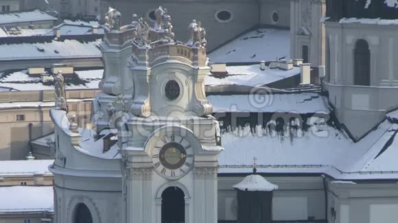 冬季的萨尔茨堡市中心从Moenchsberg到Hohensalzburg的堡垒冬季下雪视频的预览图