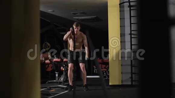 健身房健身锻炼与绳索搏斗视频的预览图