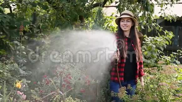 女园丁浇灌花园视频的预览图