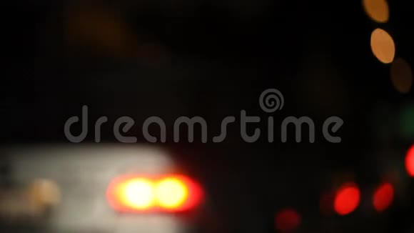 晚上的高速公路散焦了视频的预览图