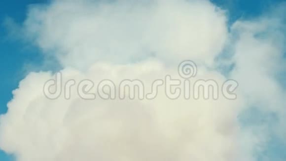干净的蓝天上有白烟或云最好是背景资料抽象概念视频的预览图