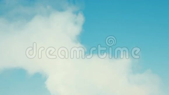 干净的蓝天上有白烟或云最好是背景资料抽象概念视频的预览图