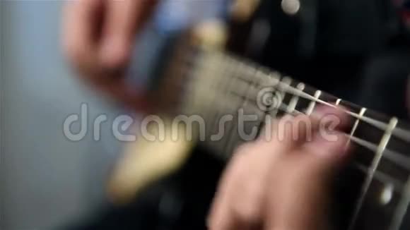 吉他手演奏摇滚音乐视频的预览图