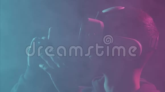 虚拟现实头盔中人的肖像昏暗的黑脸在VR护目镜互联网黑网游戏和网络视频的预览图