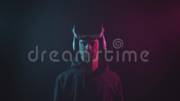 虚拟现实头盔中人的肖像昏暗的黑脸在VR护目镜互联网黑网游戏和网络视频的预览图