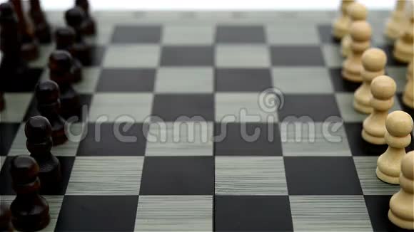 白典当的国际象棋前进视频的预览图