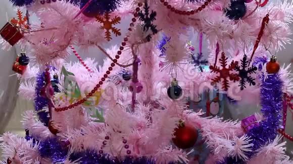 猫在圣诞树上攀爬和玩耍视频的预览图