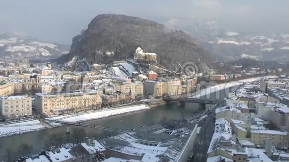 冬季的萨尔茨堡市中心从Moenchsberg到Hohensalzburg的堡垒冬季下雪视频的预览图
