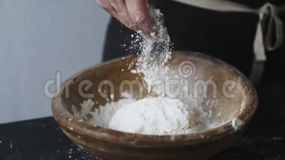 女性双手用碗筛面粉视频的预览图