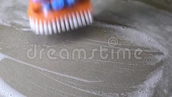 瓷砖地板上的转换擦洗清洁视频的预览图