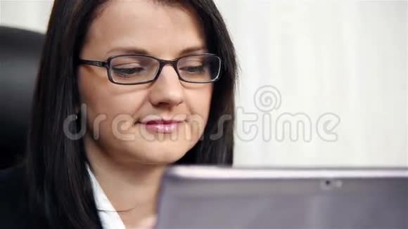 女商人使用带有触摸屏的笔记本电脑视频的预览图
