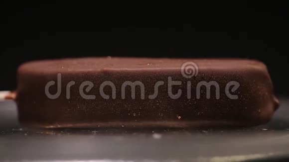 棒状冰淇淋巧克力涂层冰淇淋视频的预览图