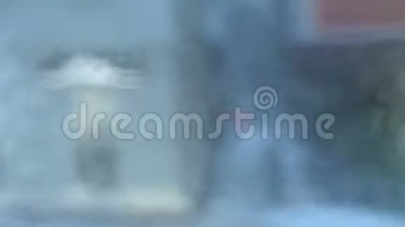 公共交通有轨电车雾蒙蒙的玻璃窗模糊晚街景观的抽象背景视频的预览图