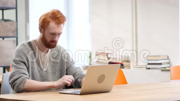 工作中的笔记本电脑在线视频聊天视频的预览图