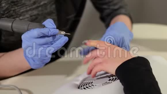 美容院指甲延长的程序视频的预览图