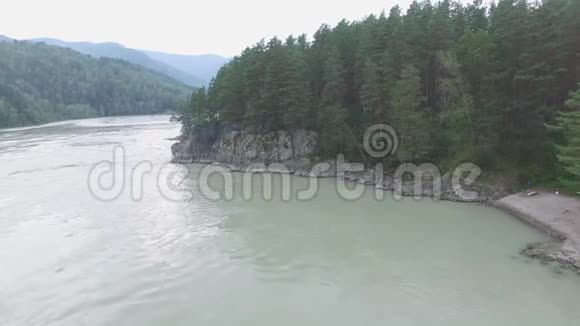 空中摄影在一条山河里用无人机山区视频的预览图