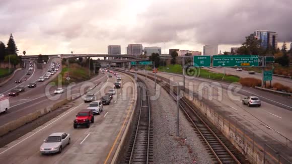 加州圣何塞高速公路高峰时段视频的预览图