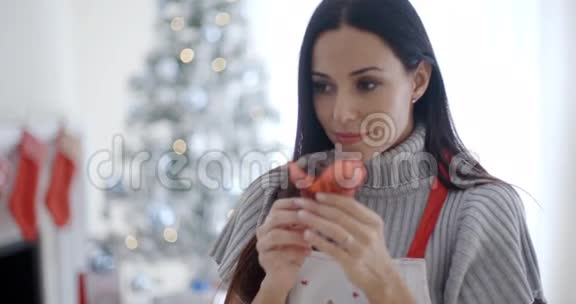 年轻漂亮的女人正在享受圣诞烘焙视频的预览图