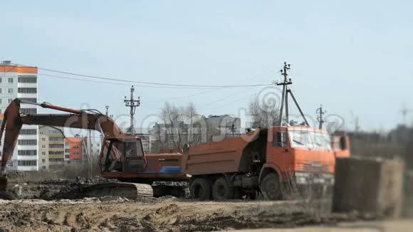 大型建筑工地的挖掘机工程视频的预览图