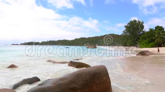 塞舌尔AnseLazio海滩游客视频的预览图