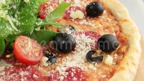 全意大利腊肠披萨和樱桃番茄视频的预览图