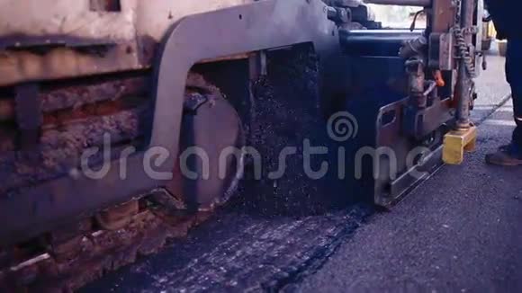 沥青摊铺机在公路上铺筑沥青一个视频的预览图