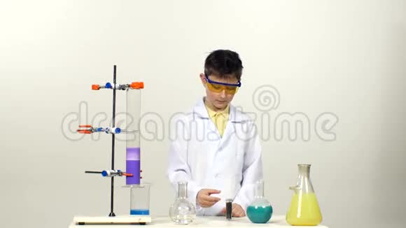 穿制服戴防护眼镜的小男孩化学家视频的预览图
