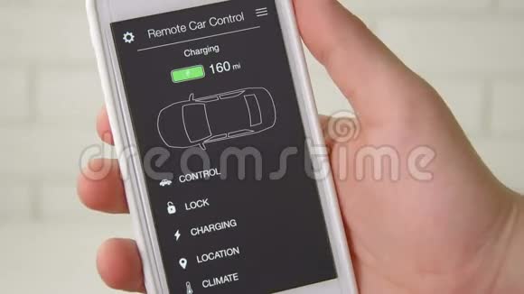 人检查他的电动汽车的充电水平电池充电了智能手机应用程序的汽车遥控视频的预览图