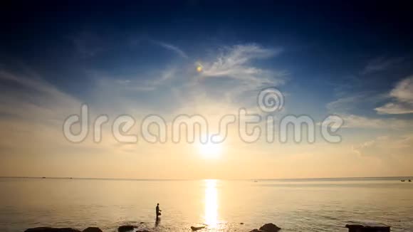 海边的剪影沙滩上的阳光水路上的阳光天际线上的阳光视频的预览图