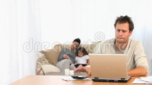 一家人在沙发上的时候一个愤怒的男人视频的预览图