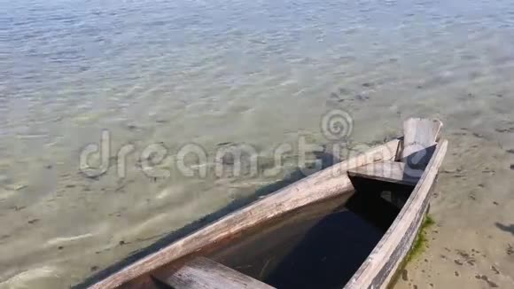 岸边沙上木船的谚语视频的预览图