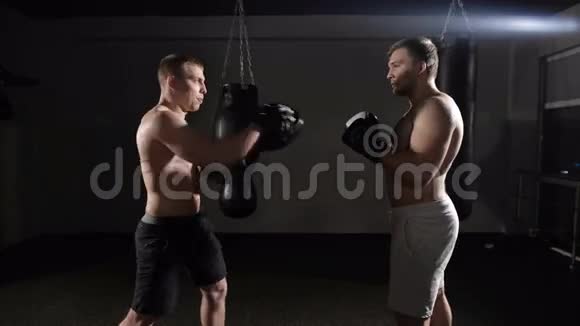 两个拳击手一起在健身俱乐部锻炼视频的预览图