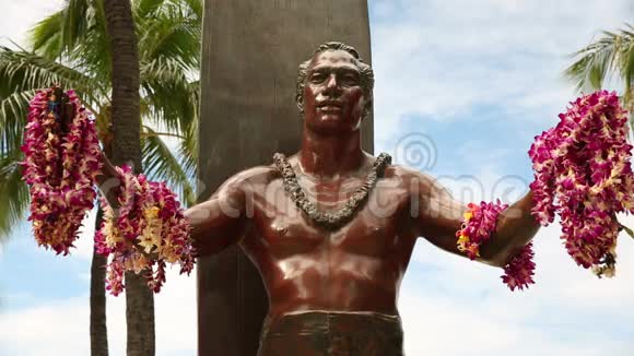 夏威夷檀香山瓦胡岛威基基海滩Kahanamoku公爵雕像视频的预览图