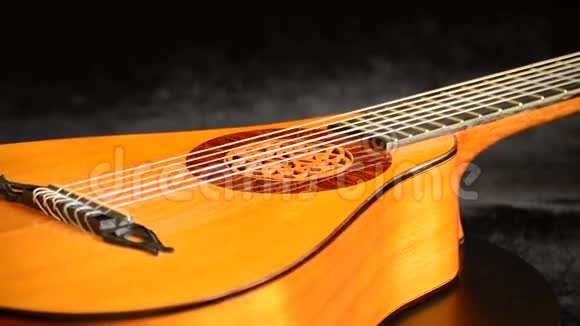 古代梨形吉他是由一个水平旋转的木琴制造的视频的预览图