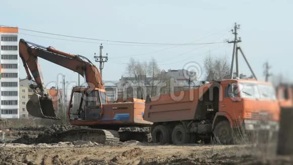 大型建筑工地的挖掘机工程视频的预览图