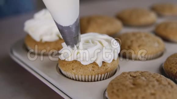 用奶油装饰纸杯蛋糕使用烹饪袋糖果制作松饼视频的预览图