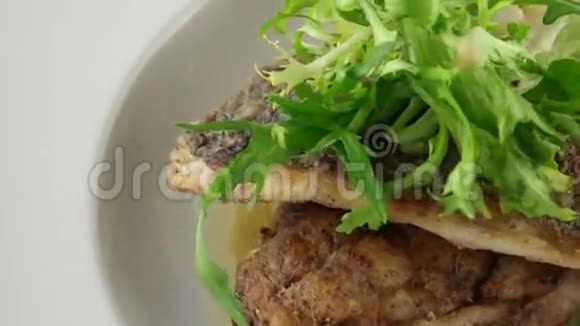 用蔬菜煮熟的多拉多鱼视频的预览图