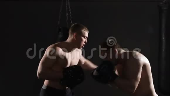 两个拳击手一起在健身俱乐部锻炼视频的预览图
