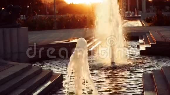 日落时分城市公园喷泉缓行背光视频的预览图