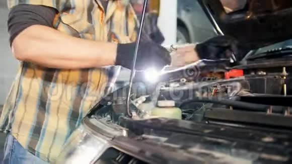 汽车服务机械师用扳手修理汽车视频的预览图