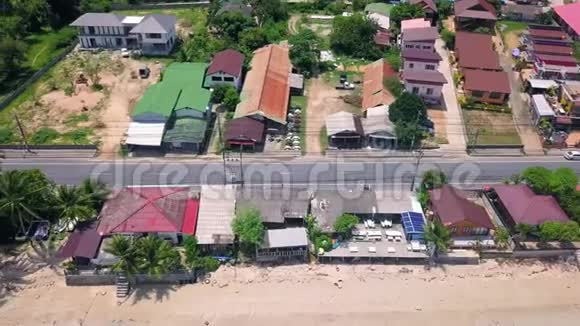 泰国热带岛沿海滩街道的航空运输景观视频的预览图