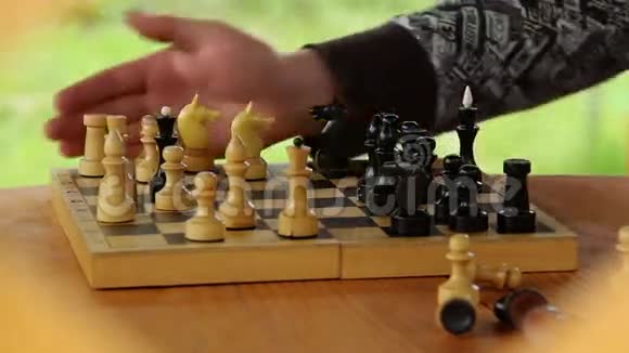 人折棋棋盘与棋收回视频的预览图